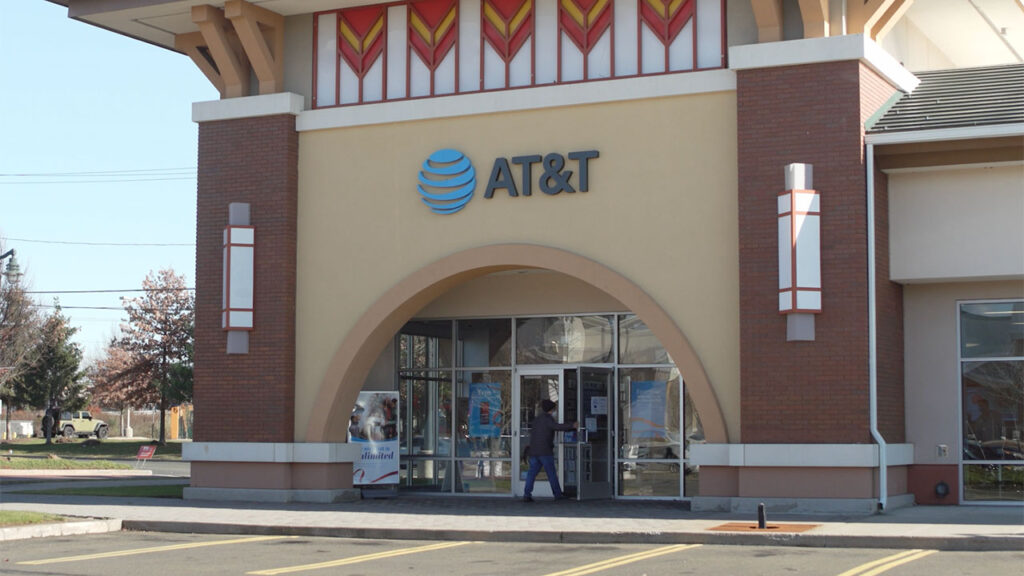 AT&T looking to fill 100 job openings in Milwaukee area