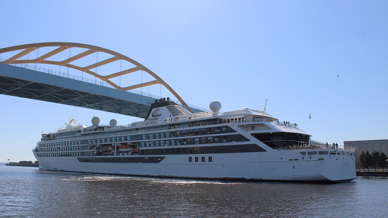 Viking Polaris arrival kicks off record-high cruise season in Milwaukee