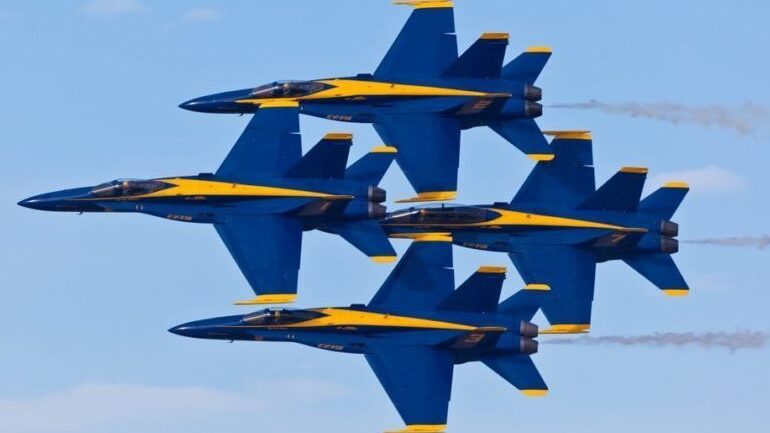navyblueangels-2016-09-19-shutterstock The U.S. Navy Blue Angels stunt team.