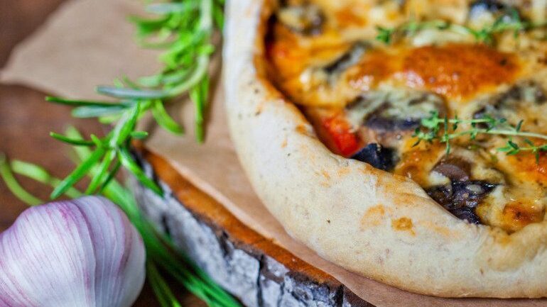 shutterstock_340679891-pizza