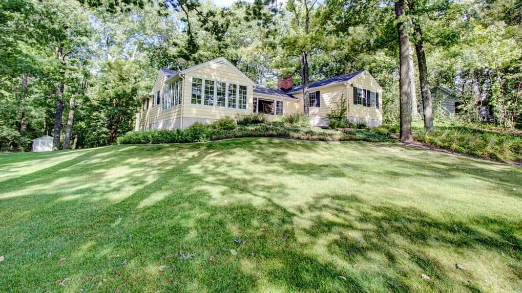 Chenequa home on Beaver Lake Image from Realtor.com