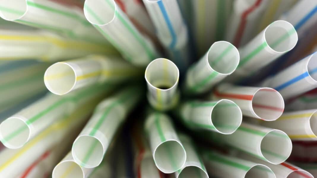 Some Milwaukee aldermen want to ban plastic straws at bars and restaurants